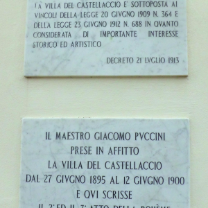 Le Due scritte esterne sulla facciata della Villa del Castellaccio