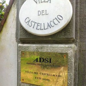 Una delle colonne del cancello della Villa del Castellaccio
