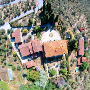 Vista con drone della villa del Castellaccio