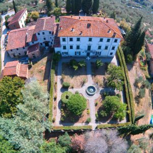 Vista con drone del giardino posteriore