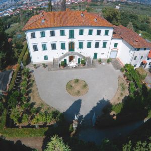 Vista con drone del giardino anteriore della Villa del Castellaccio